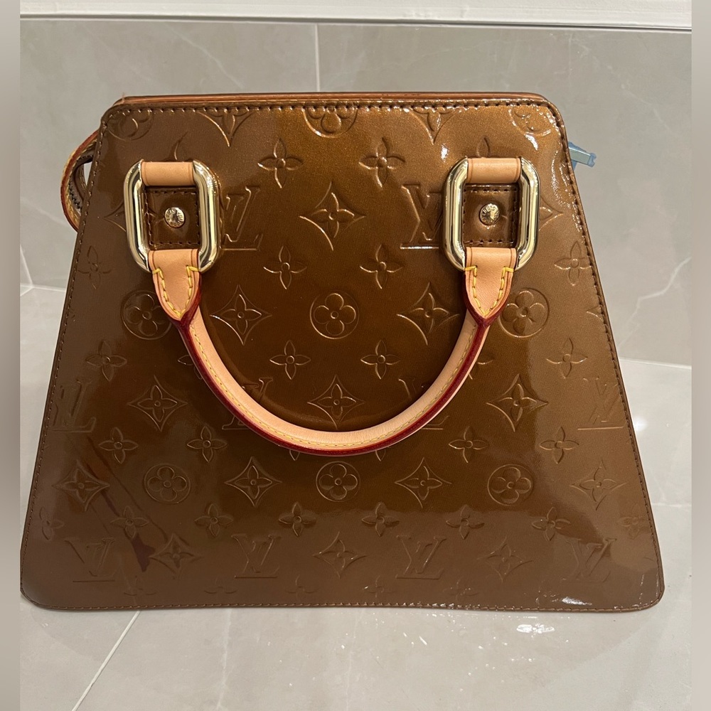 Authentic Louis Vuitton Vernis Forsyth
Bronze Hand bag